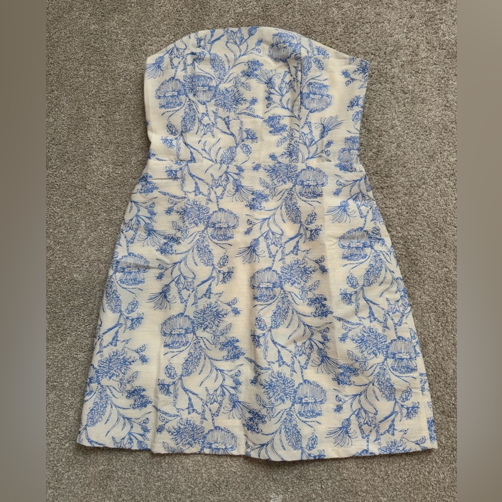 Cute blue and white floral dress! Add on belt!